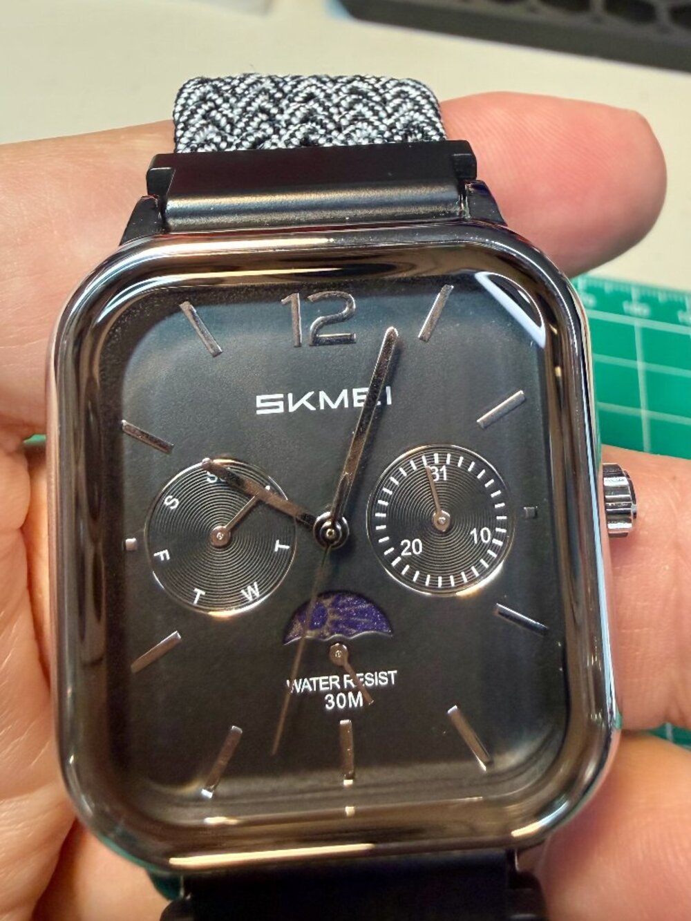 Skmei Mens quarts watch with braided loop band silver black